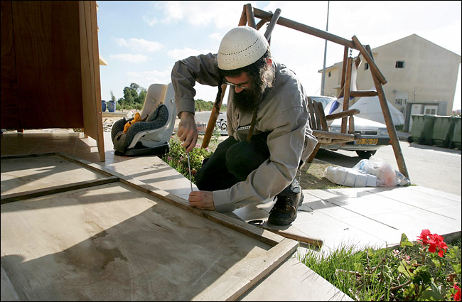 Michael Lev, who lives in Israel, builds a temporary home in Morag, Gaza, to back the settlers against evacuation, August 10, 2005.